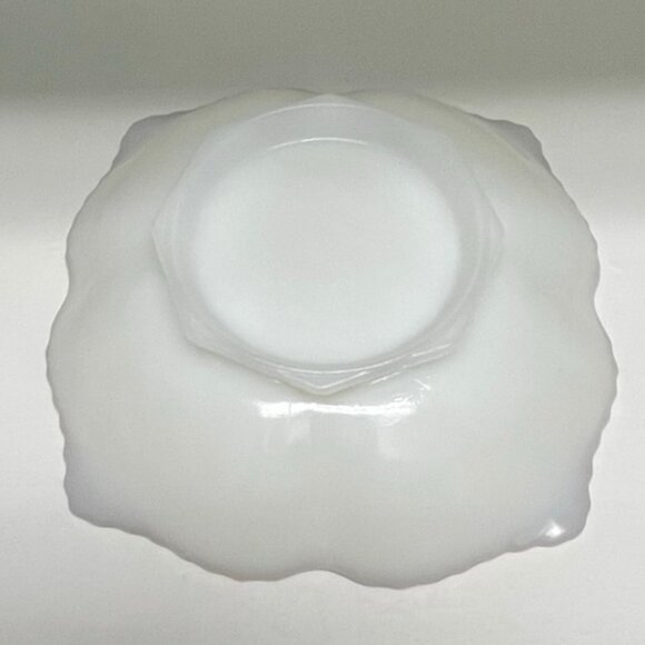 Vintage 1960's Anchor Hocking Milk Glass Grape Patterned Scalloped Serving Bowl - Picture 7 of 14